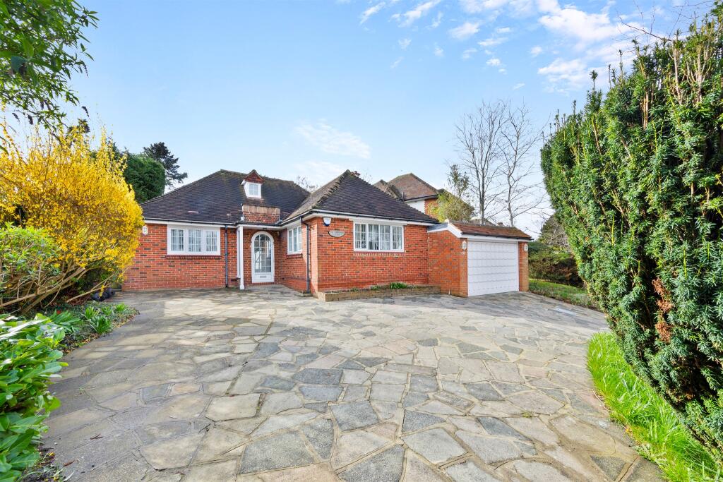 3 bedroom detached house for sale in Croham Manor Road, South Croydon, CR2
