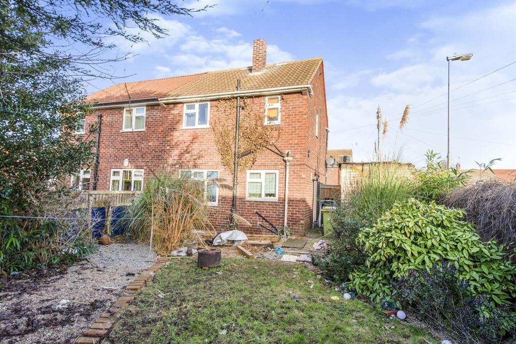 2 bedroom semidetached house for sale in Dawtrie Close, Castleford, WF10