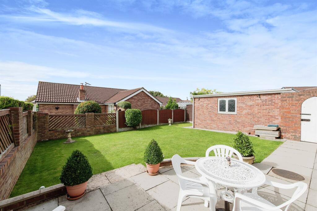 2 bedroom detached bungalow for sale in Hillcrest Mount, Castleford, WF10