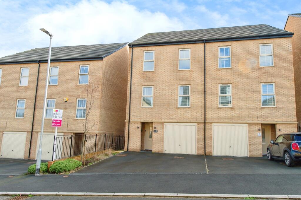 4 bedroom semidetached house for sale in Plumpton Crescent, CASTLEFORD