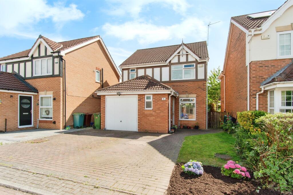 3 bedroom detached house for sale in Greenbank Close, Whitwood