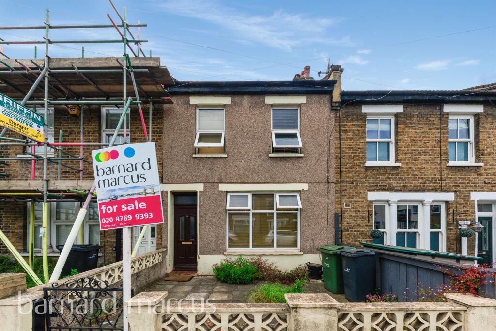 3 bedroom terraced house for sale in Eardley Road, London, SW16