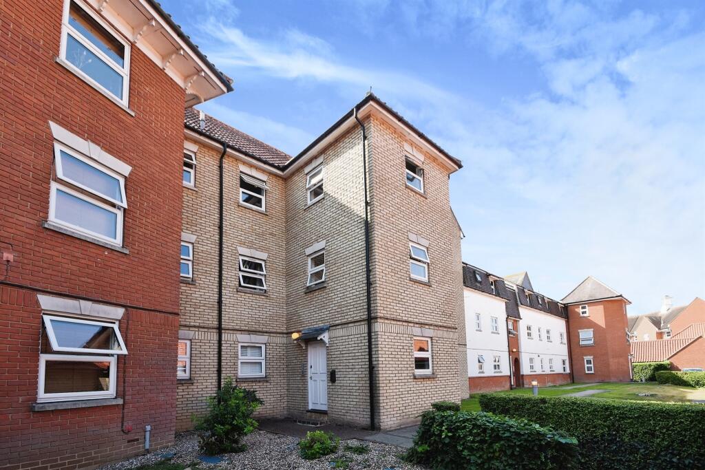 2 bedroom flat for sale in Tallow Gate, South Woodham Ferrers