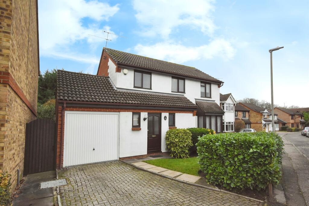 3 bedroom detached house for sale in Redmayne Drive, Chelmsford, CM2