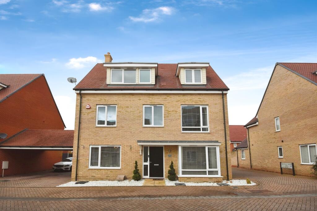 5 bedroom detached house for sale in Fairway Drive, Chelmsford, CM3
