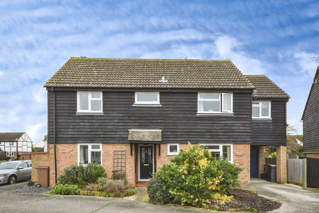 4 bedroom detached house for sale in Menish Way, Chelmsford, CM2