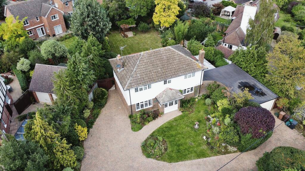 4 bedroom detached house for sale in Galleywood Road, Great Baddow