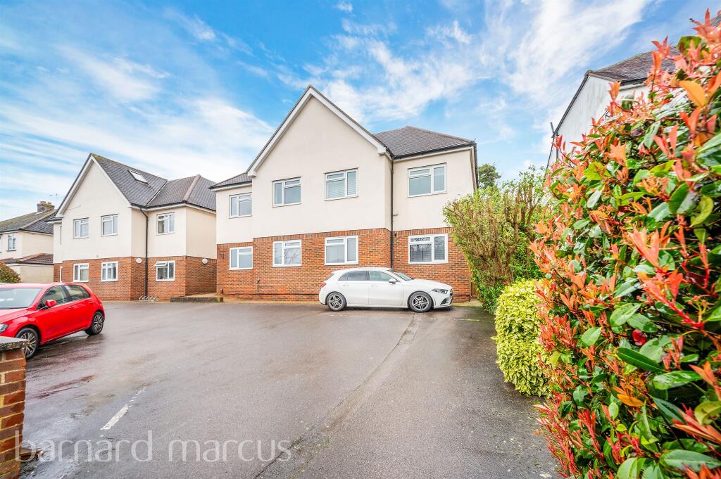 2 bedroom flat for sale in Warren Road, Banstead, SM7