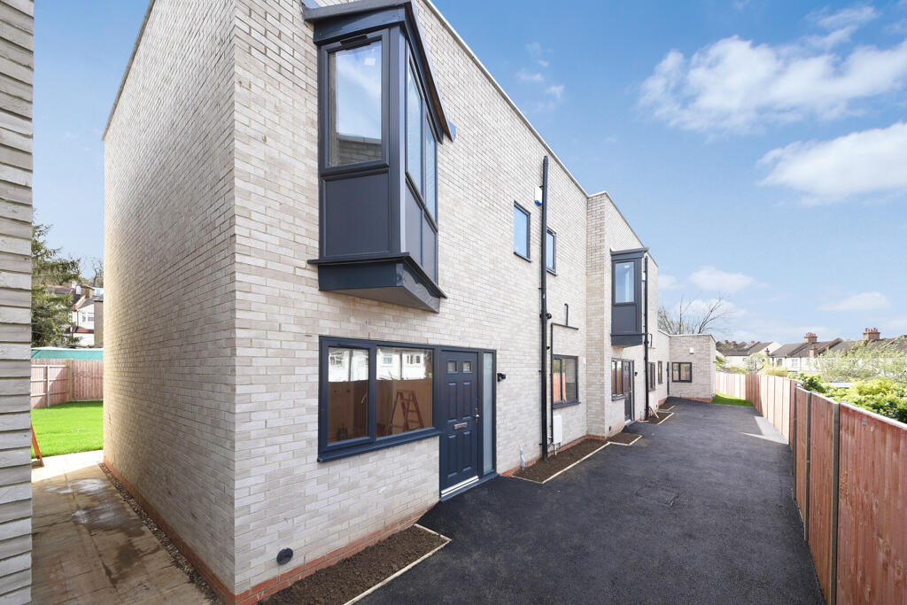 3 bedroom semidetached house for sale in Hythe Road, Thornton Heath, CR7