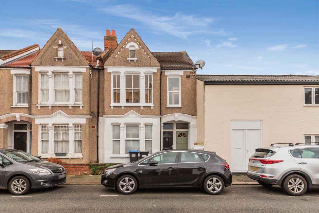 3 bedroom flat for sale in Tynemouth Road, Mitcham, CR4