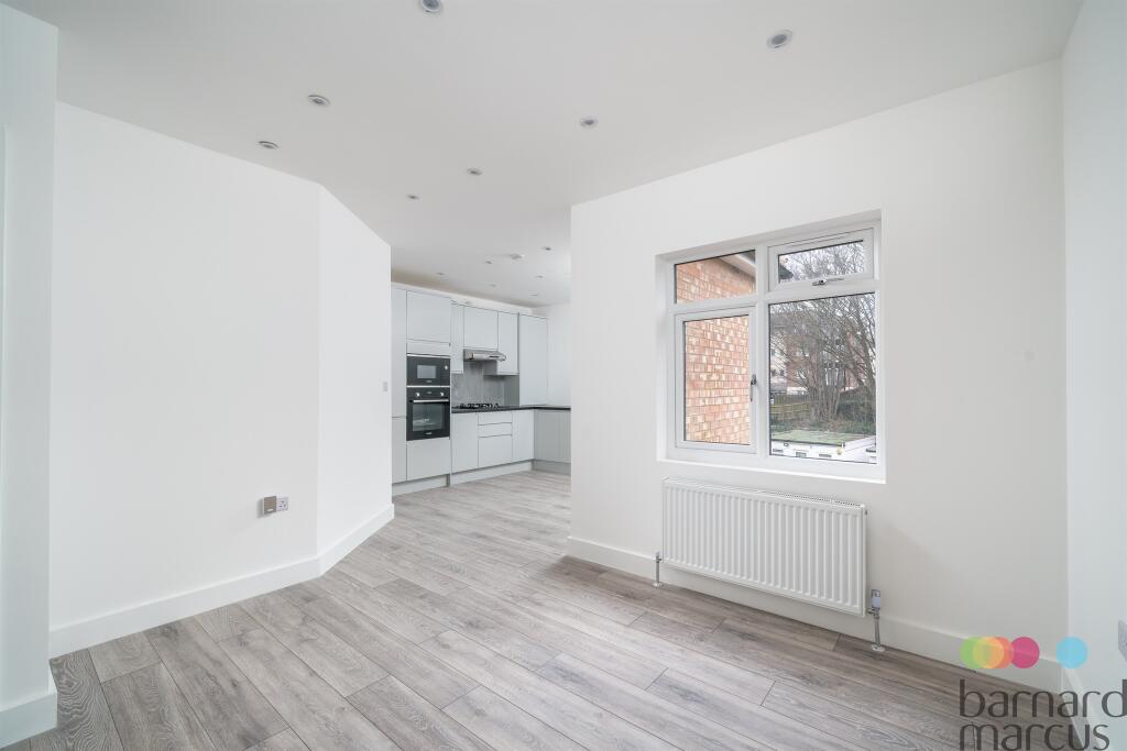 3 bedroom apartment for sale in Fernwood Crescent, Whetstone, London, N20
