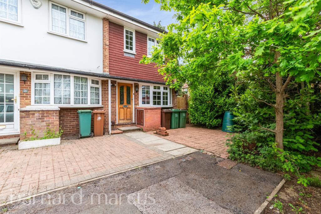 2 bedroom end of terrace house for sale in Trent Way, Worcester Park, KT4