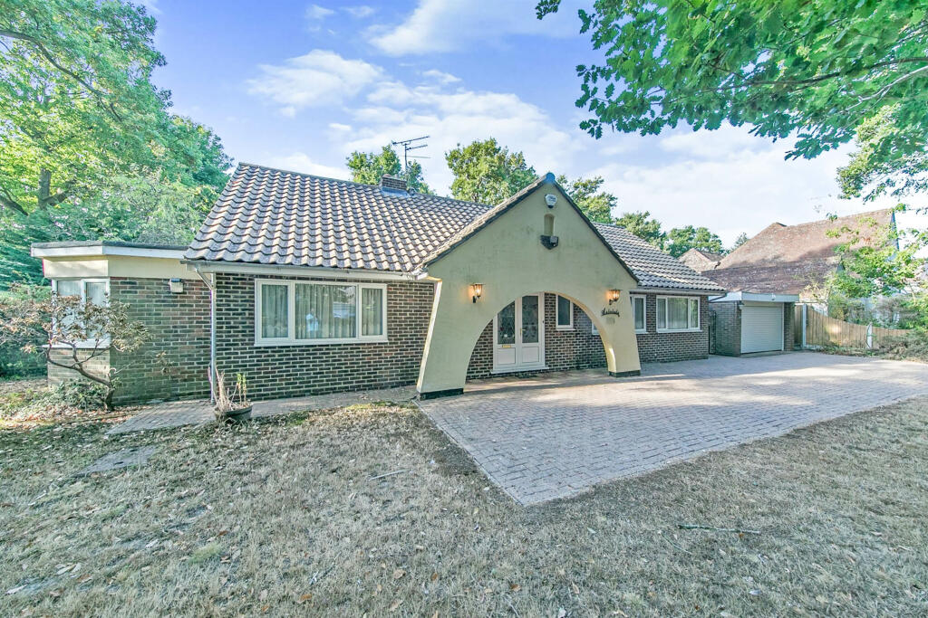 5 bedroom detached bungalow for sale in Welshwood Park Road, Colchester