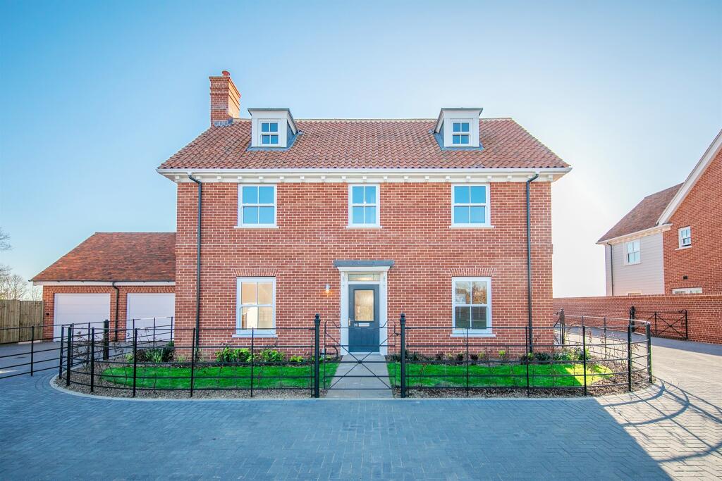 4 bedroom detached house for sale in Manningtree Park, Mistley