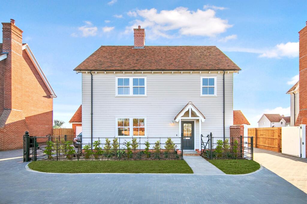 4 bedroom detached house for sale in Manningtree Park, Mistley