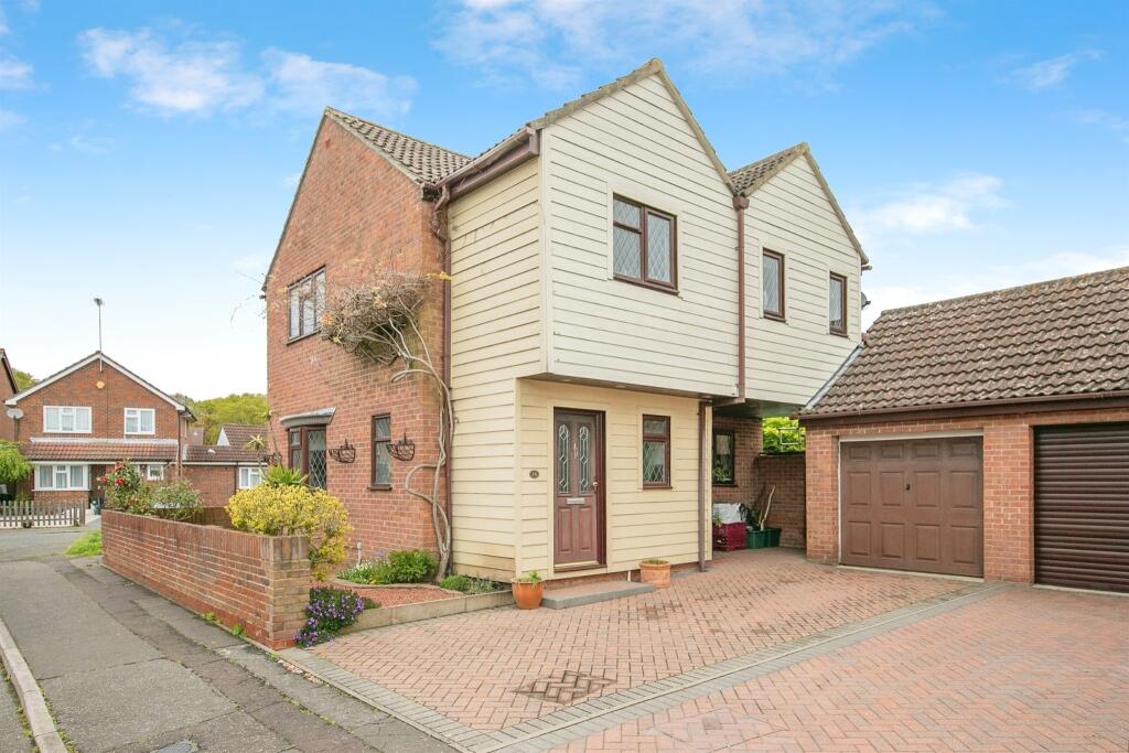 3 bedroom detached house for sale in Spindle Wood, Highwoods