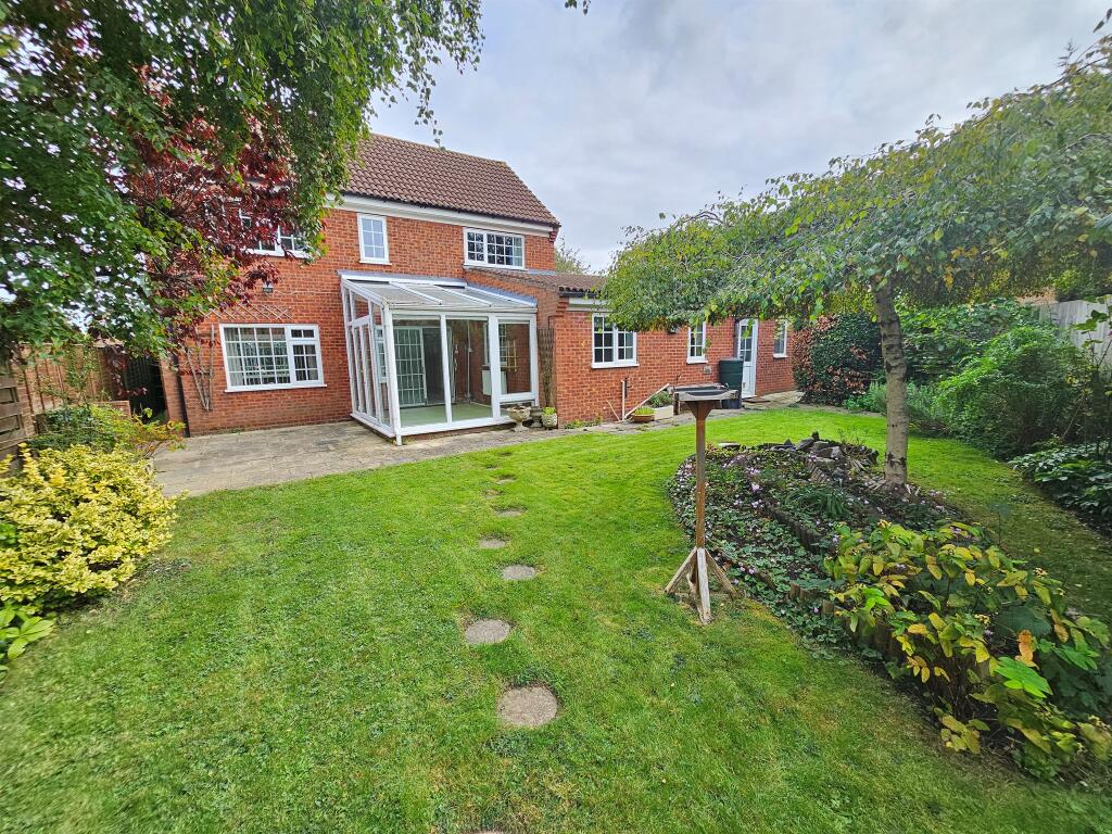 4 bedroom detached house for sale in Turnfurlong Row, Aylesbury, HP21