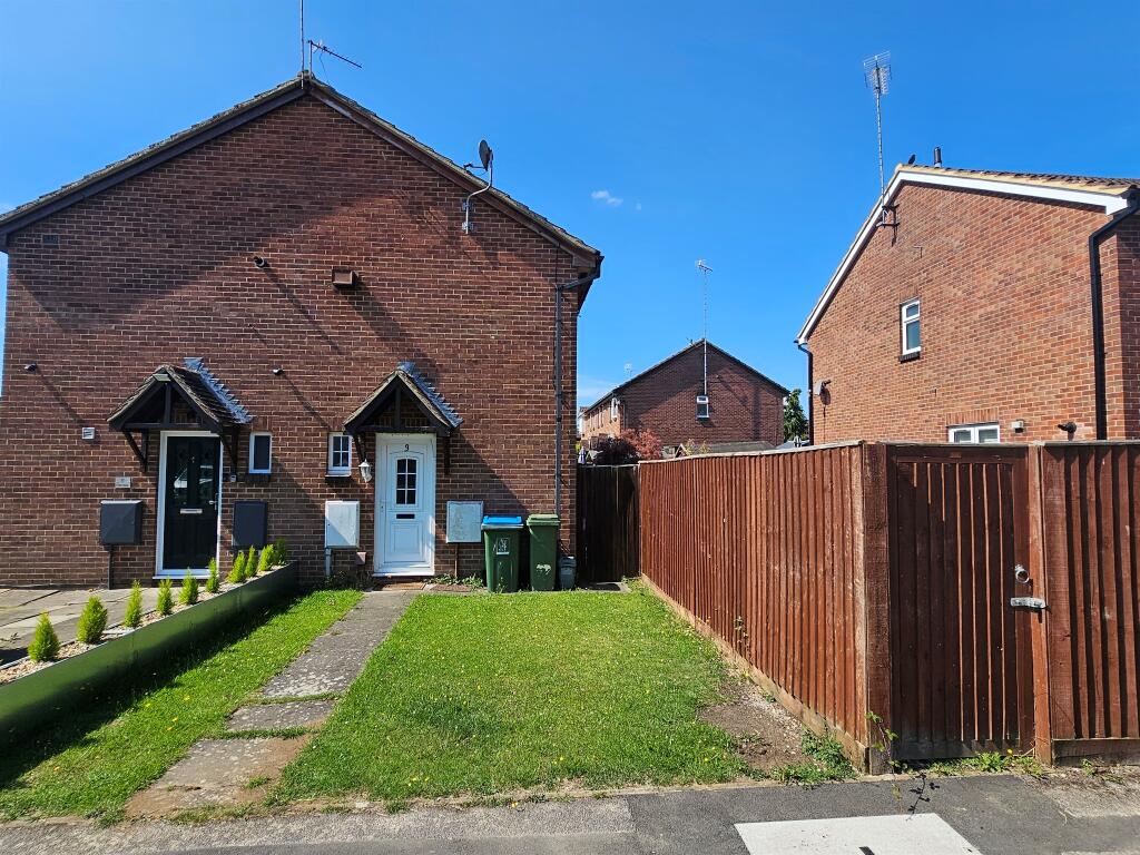 1 bedroom cluster house for sale in Field Close, Coppice, Aylesbury, HP20