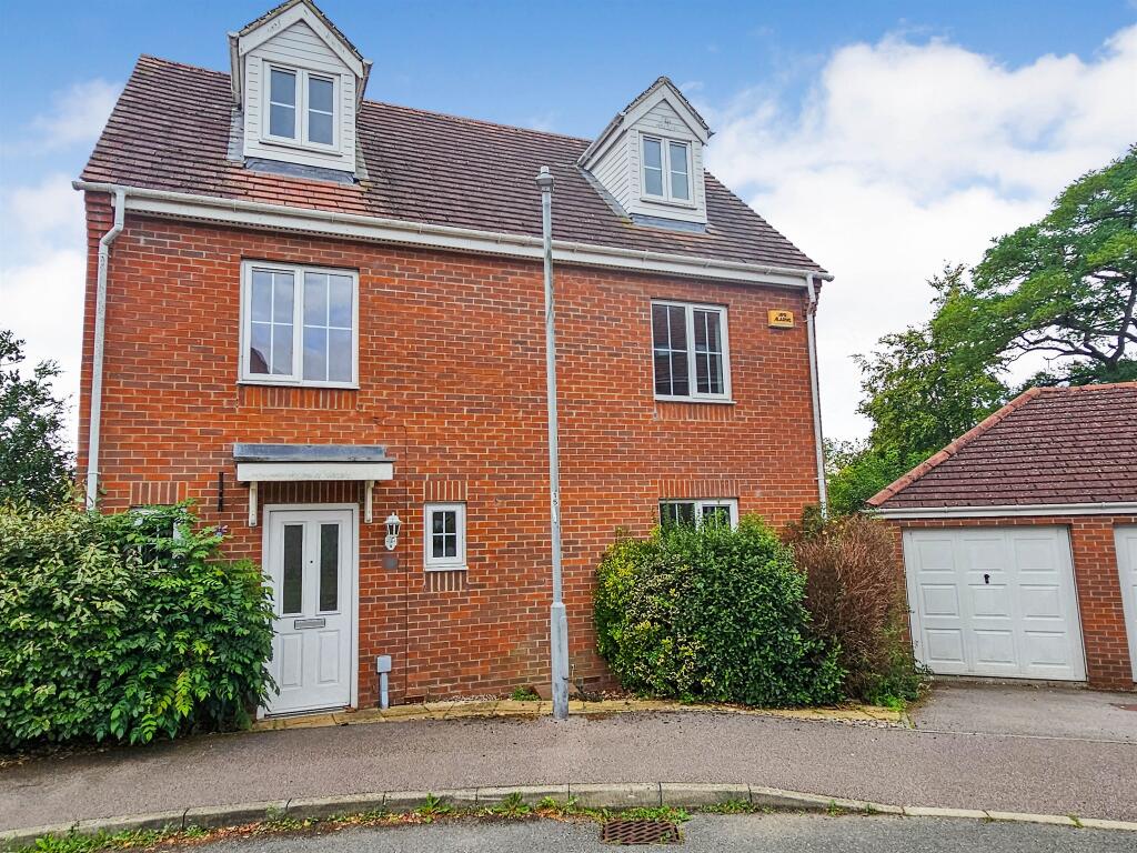 5 bedroom detached house for sale in Whitechurch Close, Stone