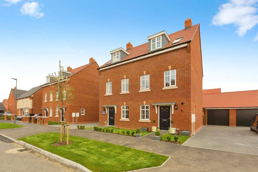 4 bedroom town house for sale in Atherstone Lane, Broughton, Aylesbury