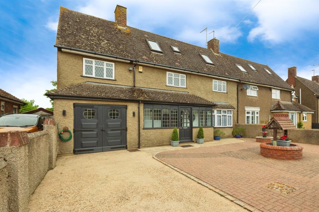 6 bedroom semidetached house for sale in Roberts Road, Haddenham
