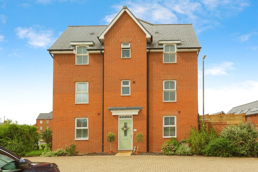 4 bedroom town house for sale in Signal Path, Broughton, Aylesbury, HP22