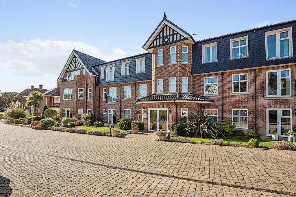 2 bedroom apartment for sale in Overstrand Road, Cromer, NR27