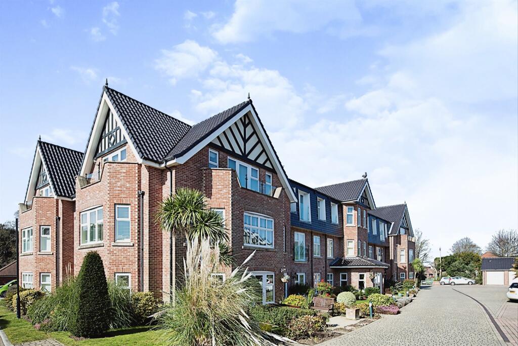 2 bedroom apartment for sale in Overstrand Road, Cromer, NR27