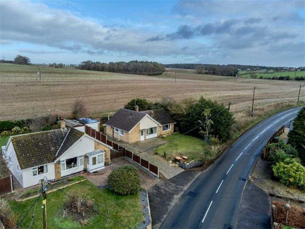 3 bedroom detached bungalow for sale in Thorpe Market Road, Roughton, Norwich, NR11