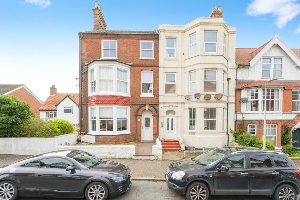 2 bedroom flat for sale in Alfred Road, Cromer, NR27