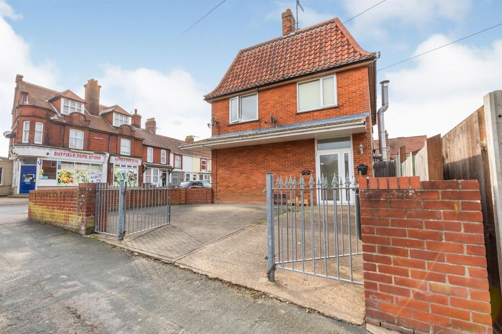 2 bedroom apartment for sale in Cliff Road & Rosebery Road, Cromer, NR27