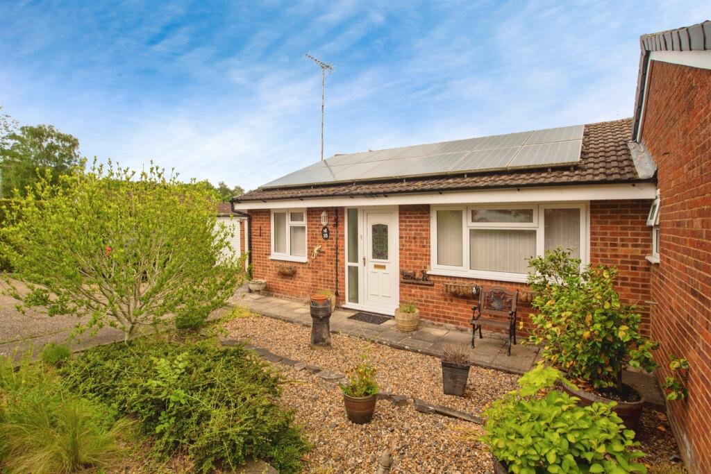 2 bedroom semidetached bungalow for sale in Bramfield Place, Hemel