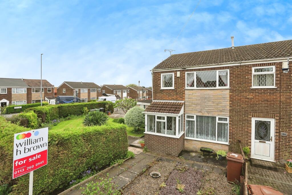 3 bedroom end of terrace house for sale in Barwick Road, Leeds, LS15