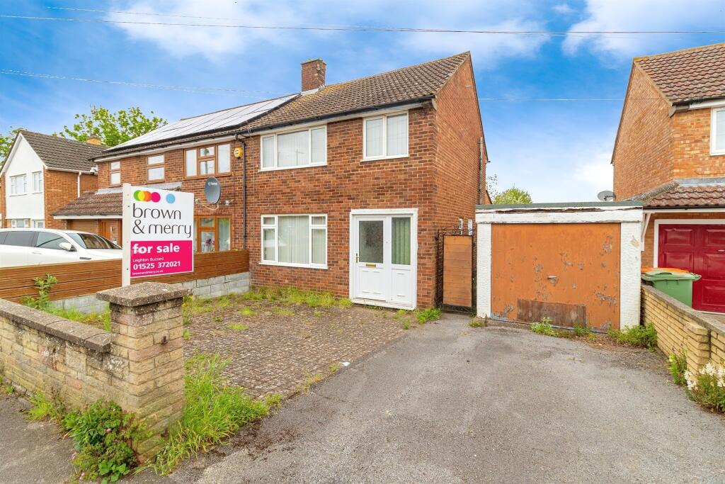 3 bedroom semidetached house for sale in Russell Way, Leighton Buzzard