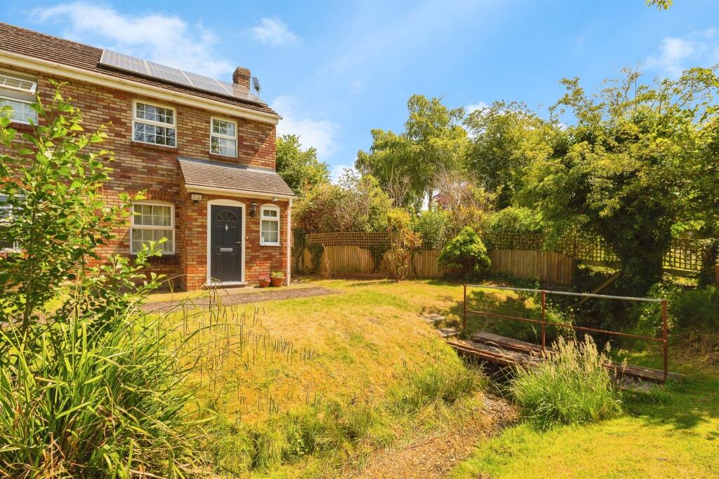2 bedroom semidetached house for sale in The Green, Pitstone, LEIGHTON