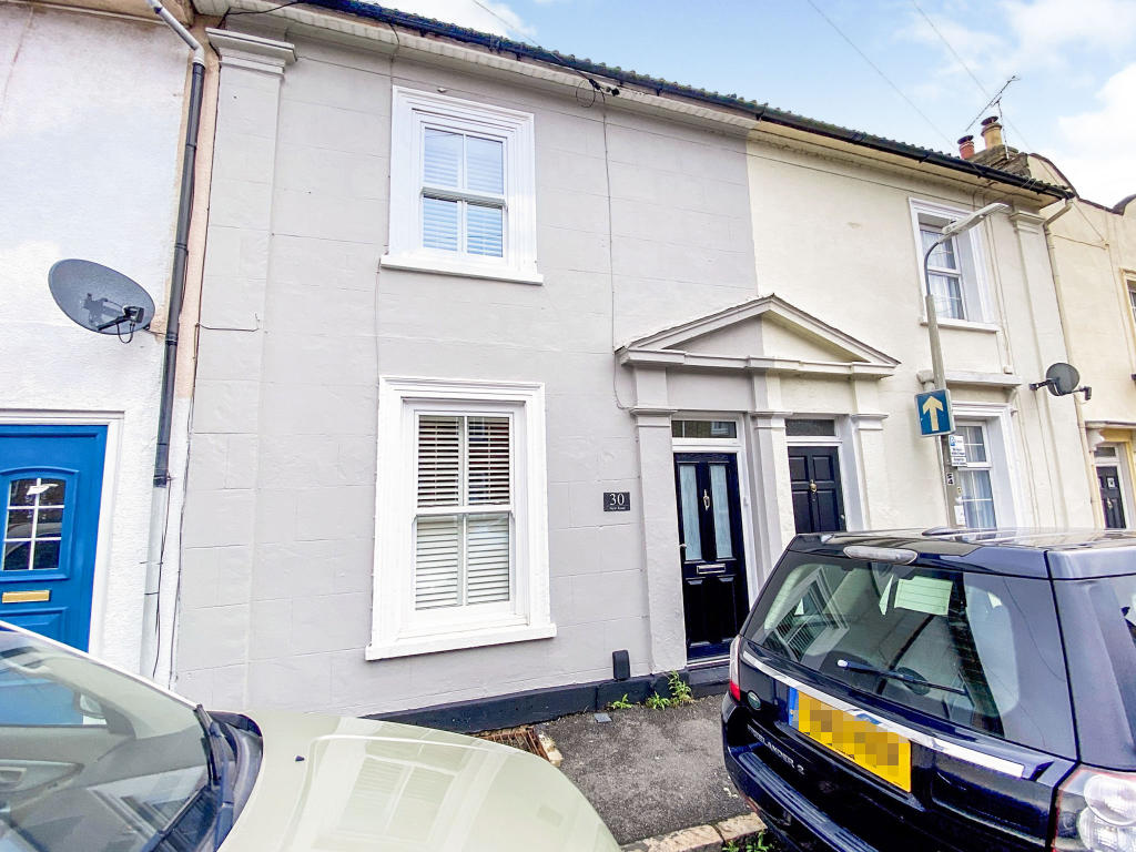 3 bedroom terraced house for sale in New Road, Linslade, Leighton