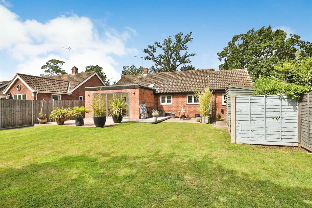 3 bedroom detached bungalow for sale in Rayners Way, Mattishall
