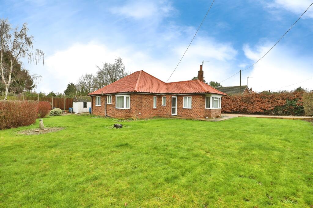 3 bedroom detached bungalow for sale in Dereham Road, Mattishall