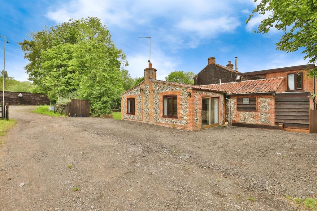 4 bedroom cottage for sale in Reepham Road, Bawdeswell, Dereham, NR20