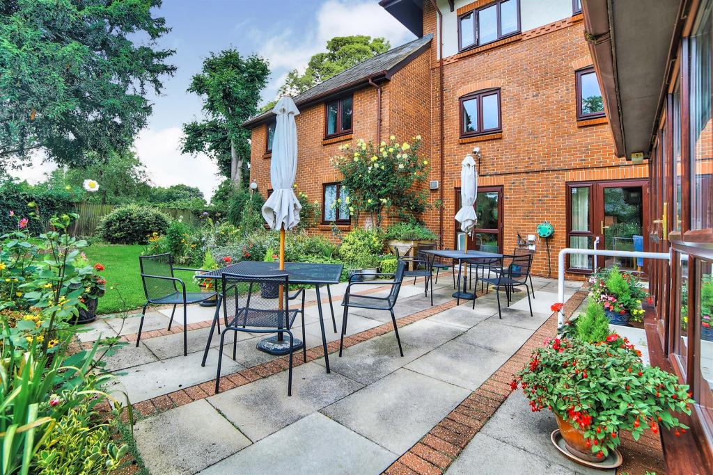 1 bedroom retirement property for sale in Lawnsmead Gardens, Newport