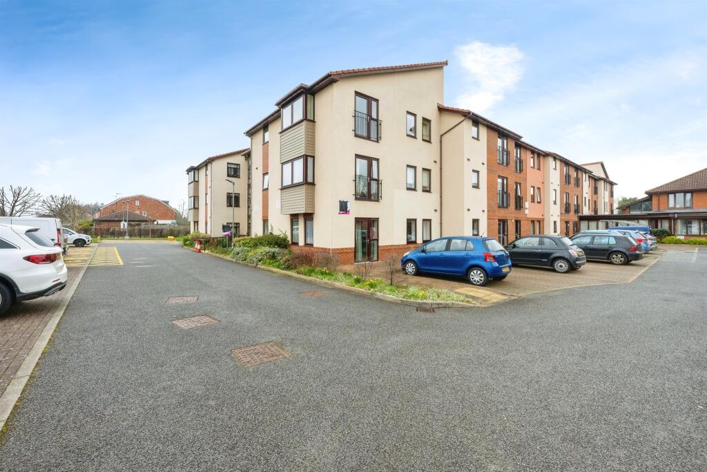 2 bedroom ground floor flat for sale in Westbury Lane, Newport Pagnell