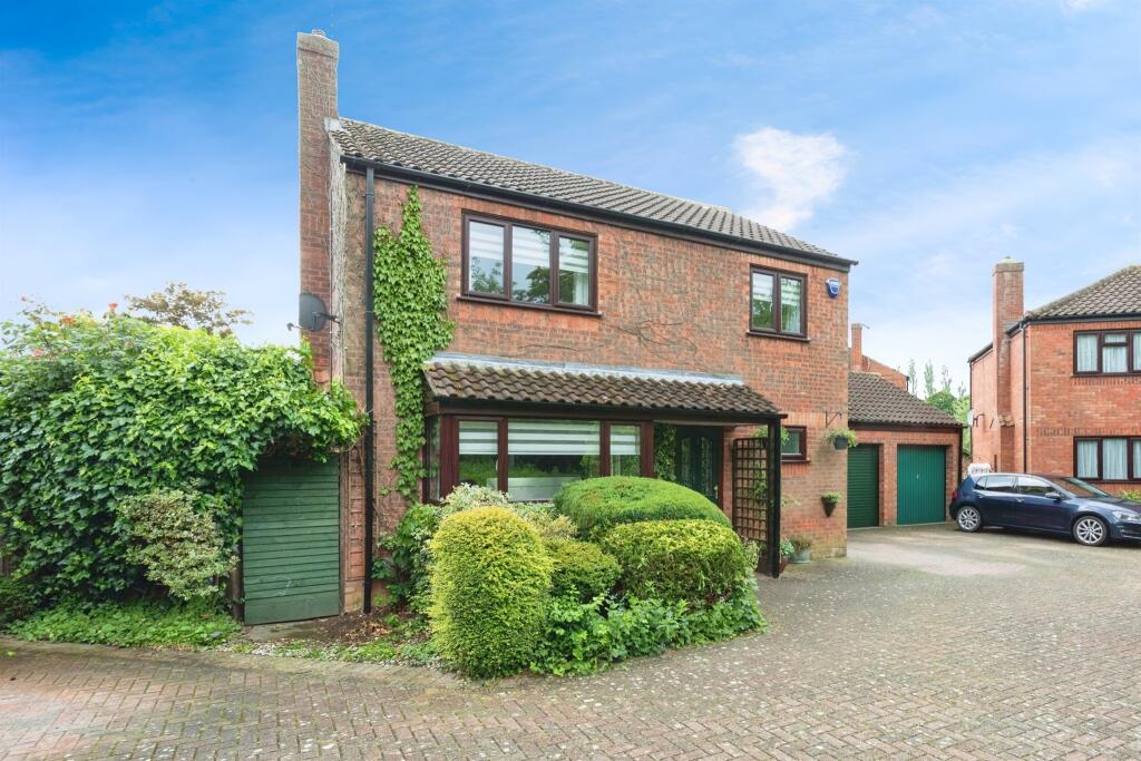 3 bedroom link detached house for sale in Clayton Gate, Giffard Park