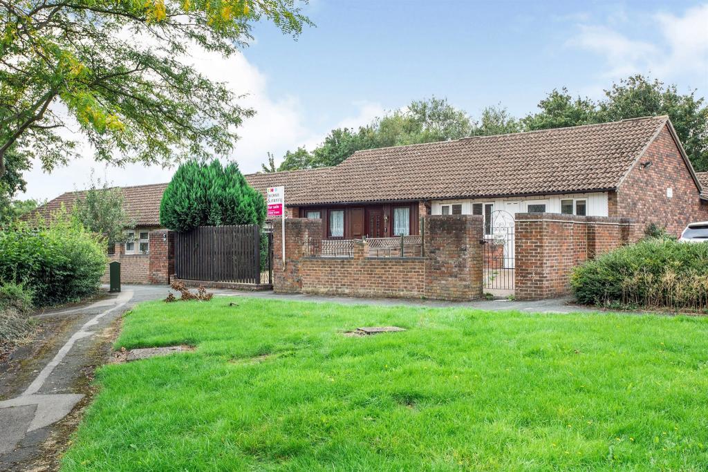 3 bedroom terraced bungalow for sale in Hills Close, Great Linford