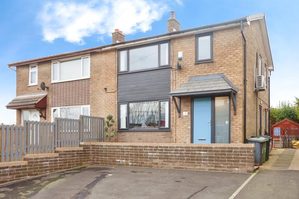 3 bedroom semidetached house for sale in Foxroyd Lane, Thornhill