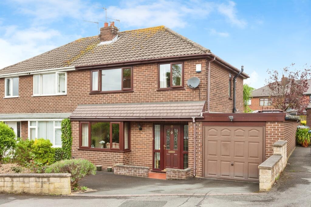 3 bedroom semidetached house for sale in Beechwood Avenue, Mirfield, WF14