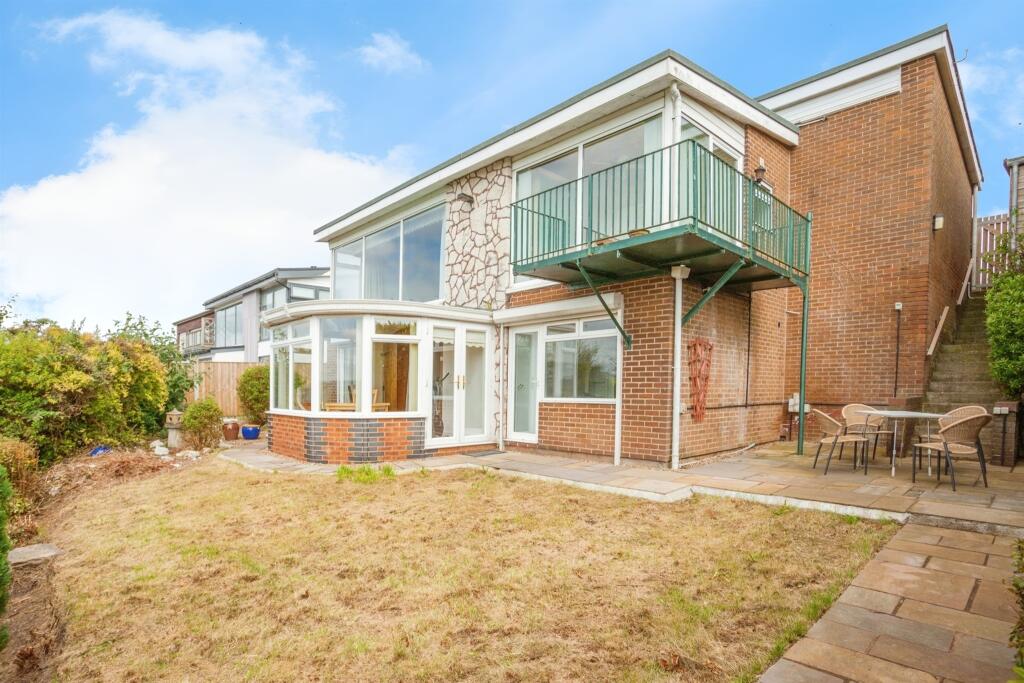 3 bedroom detached house for sale in Foxroyd Lane, Thornhill Edge