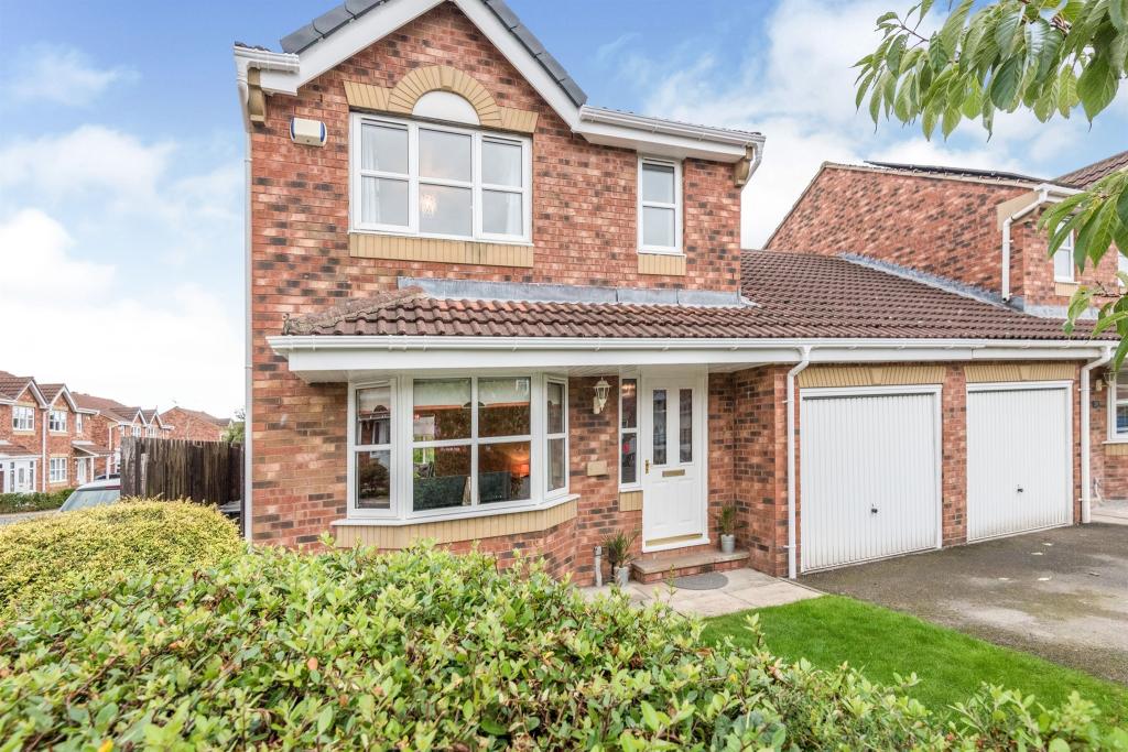 3 bedroom detached house for sale in Longfield Court, Heckmondwike, WF16