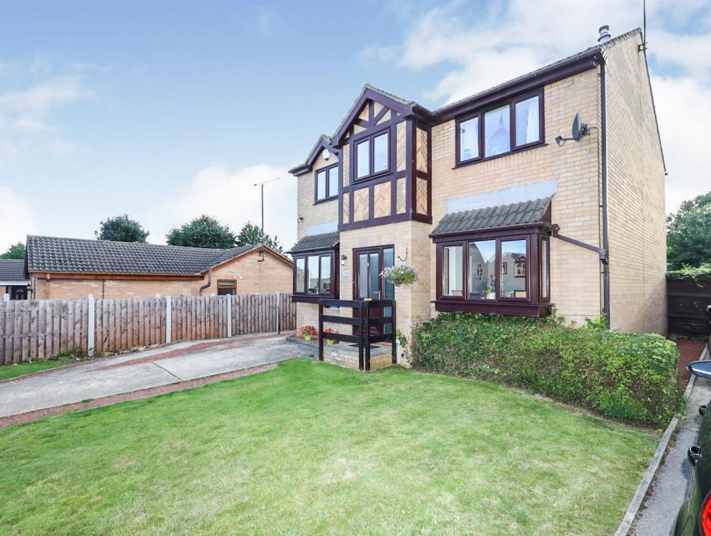 4 bedroom detached house for sale in Sunningdale Road, Dinnington