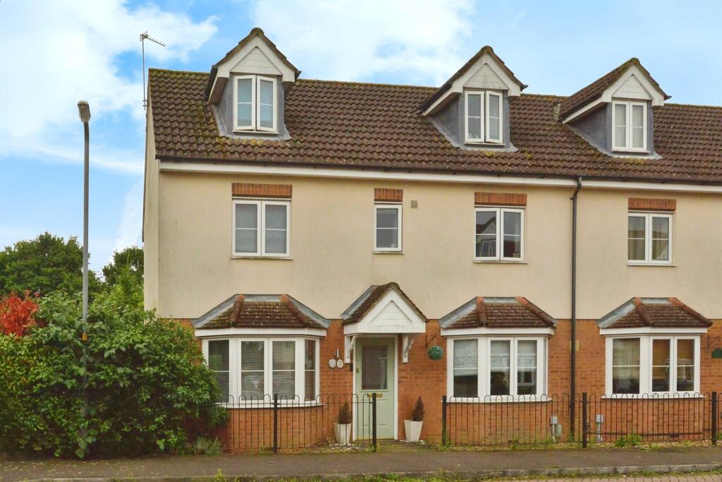 4 bedroom semidetached house for sale in Foxholes Close, Deanshanger