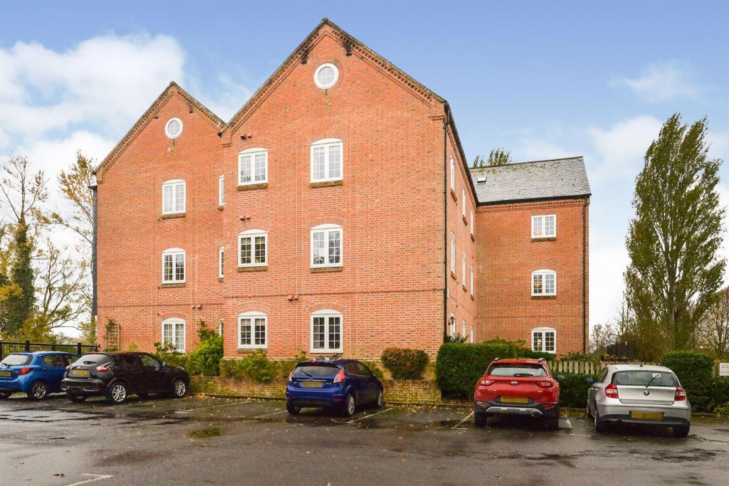 2 bedroom apartment for sale in Willow Lane, Stony Stratford, Milton